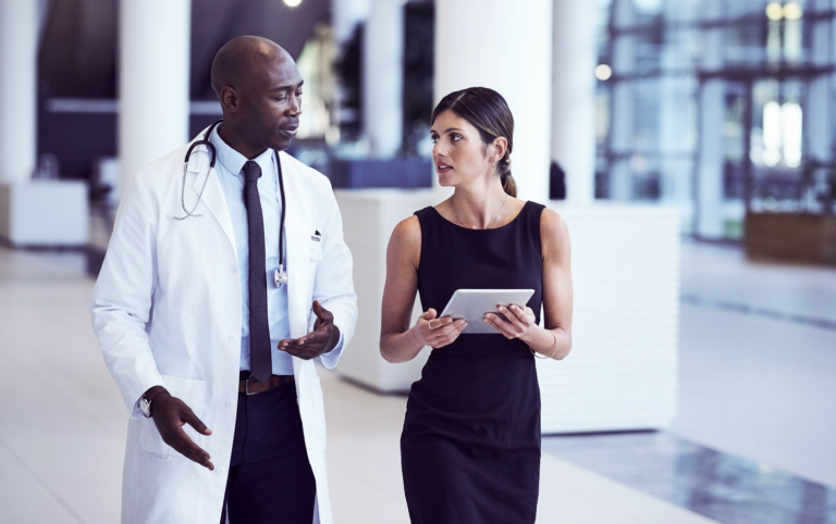 DoctorAndRecruiterAtHospital_000001156