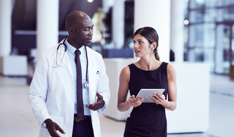 DoctorAndRecruiterAtHospital_000001156