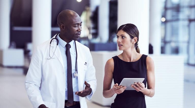 DoctorAndRecruiterAtHospital_000001156