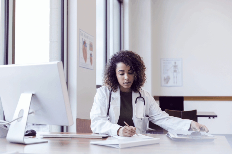 000001250_DoctorOnComputer (1)