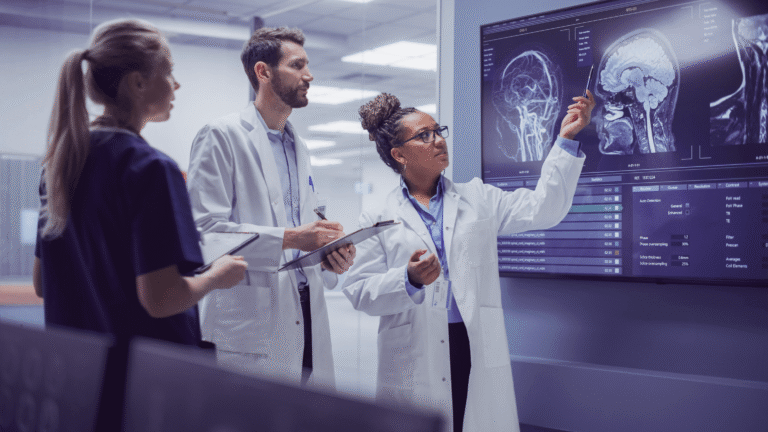NeurologistsLookingatScans_000001420